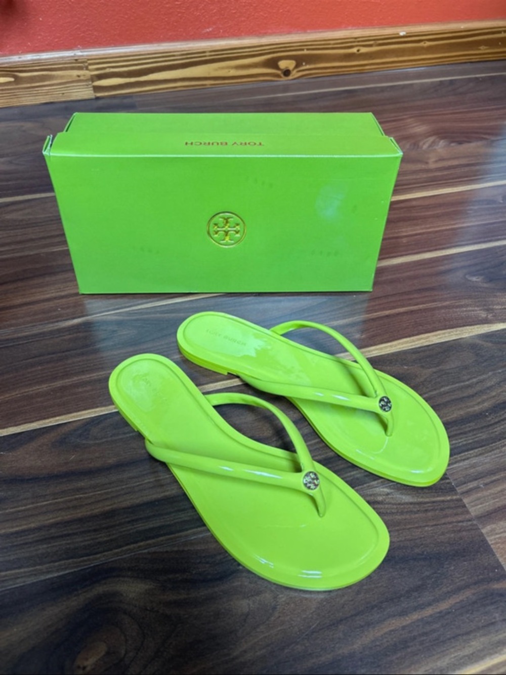 NIB ~ TORY BURCH CHELSEA PATENT LEATHER FLIP FLOP SANDALS sz 9